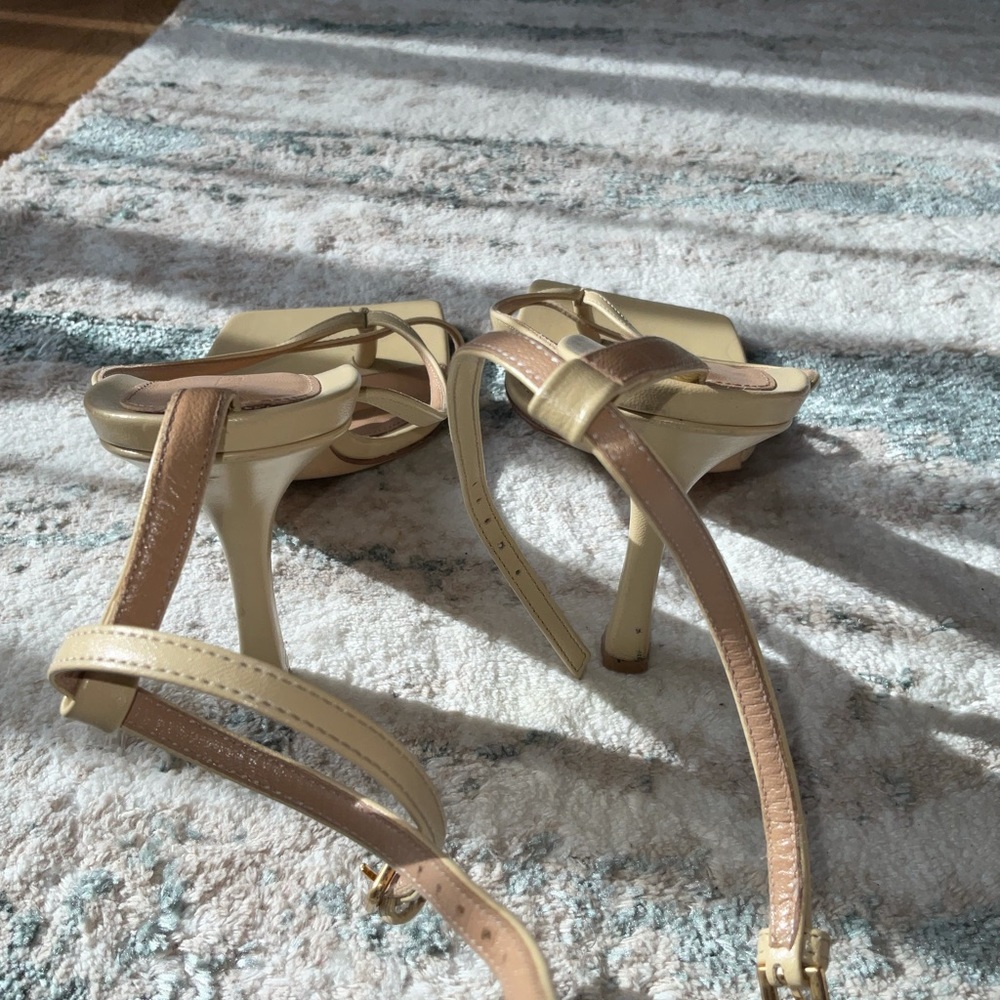 BOTTEGA VENETA NUDE HEELS. SIZE 5 1/2.